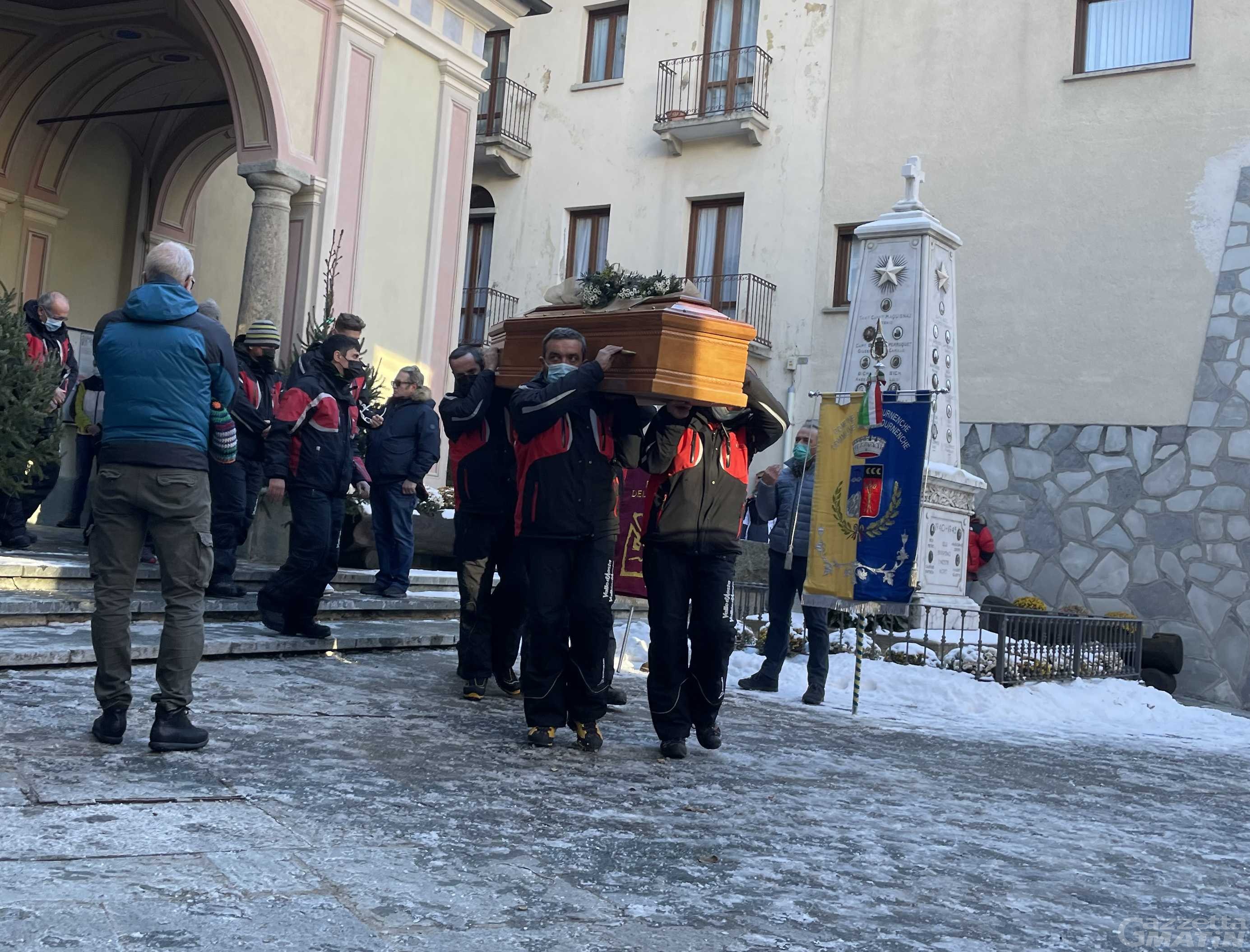 Valtournenche: lacrime e canti per l’ultimo saluto a Leandro Pession Valtournenche: lacrime e canti per l’ultimo saluto a Leandro Pession