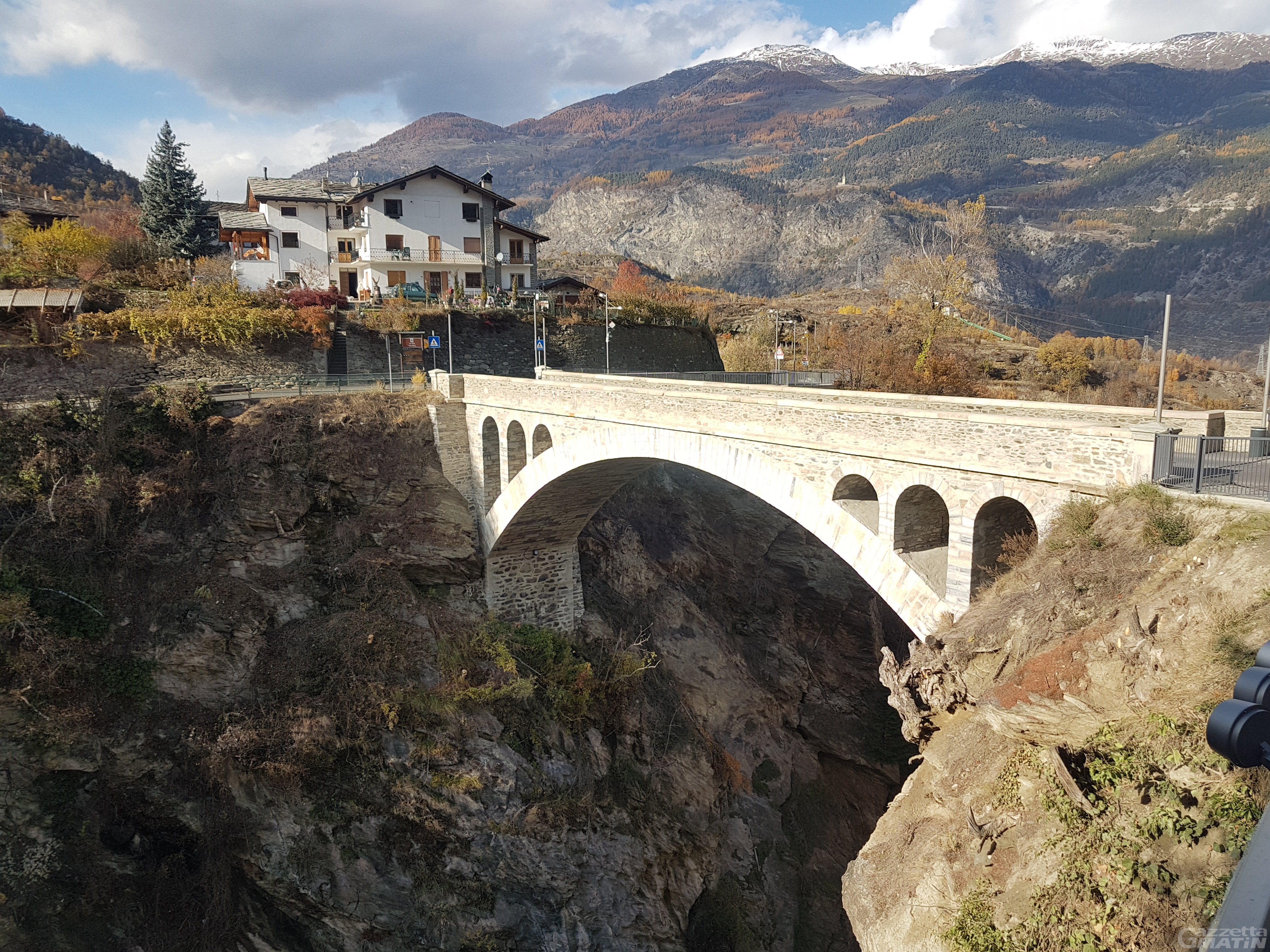 Introd: vuole buttarsi dal ponte, salvato dai Carabinieri Introd: vuole buttarsi dal ponte, salvato dai Carabinieri