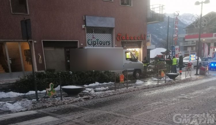 Saint-Vincent, furgone finisce fuori strada e si incastra tra le fioriere: nessun ferito