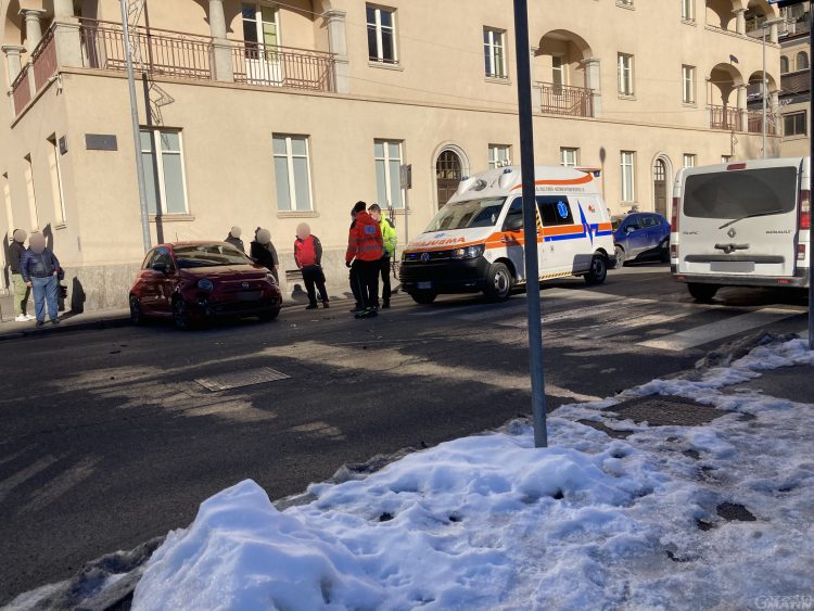 Aosta, incidente stradale in via Festaz: due feriti