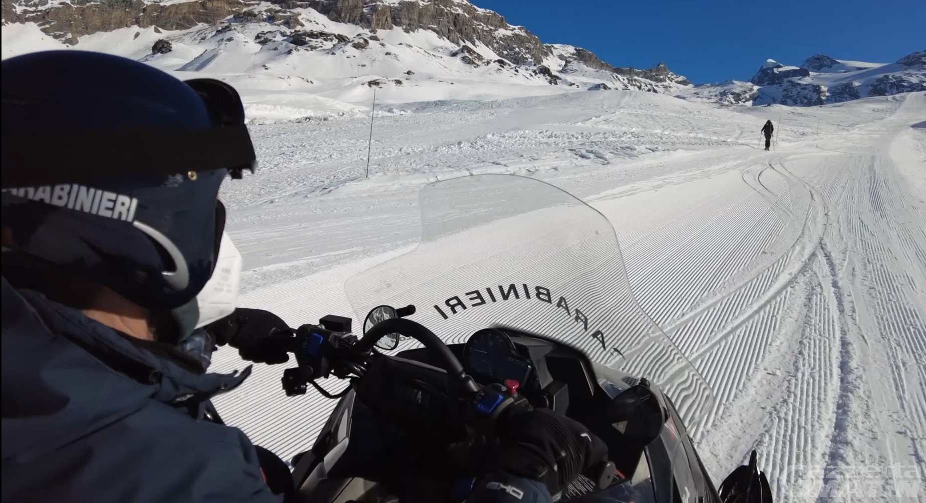 Breuil-Cervinia: senza mascherina Ffp2 reagiscono a sanzione carabinieri: tre giovani sciatori denunciati Breuil-Cervinia: senza mascherina Ffp2 reagiscono a sanzione carabinieri: tre giovani sciatori denunciati