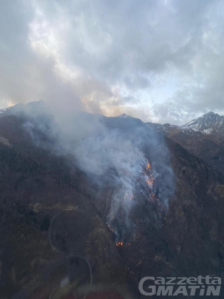 Fontainemore: vento forte, ripreso incendio boschivo Fontainemore: vento forte, ripreso incendio boschivo