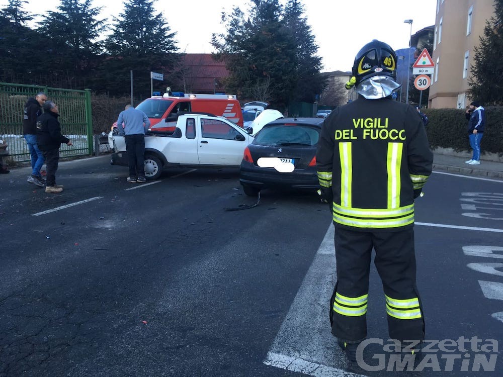 Aosta: scontro tra tre auto, due donne in ospedale e strada chiusa