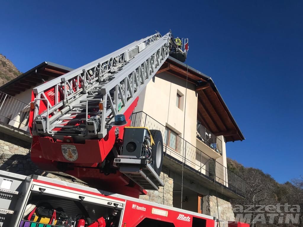 Quart, fiamme sul tetto di un’abitazione: nessun ferito