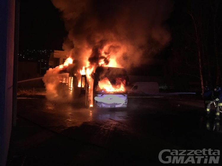 Autobus in fiamme a Saint-Christophe: nessun ferito