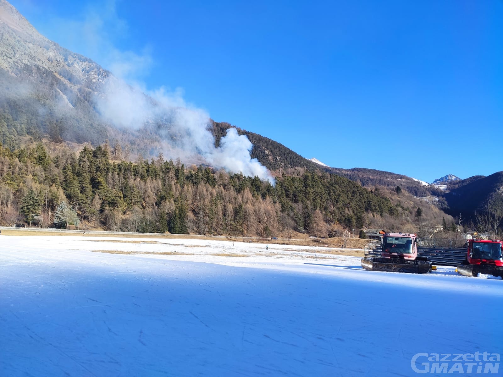 Brusson, incendio boschivo: impegnato anche un elicottero Brusson, incendio boschivo: impegnato anche un elicottero