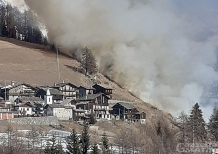 Incendio boschivo ad Ayas, le fiamme hanno lambito alcune case