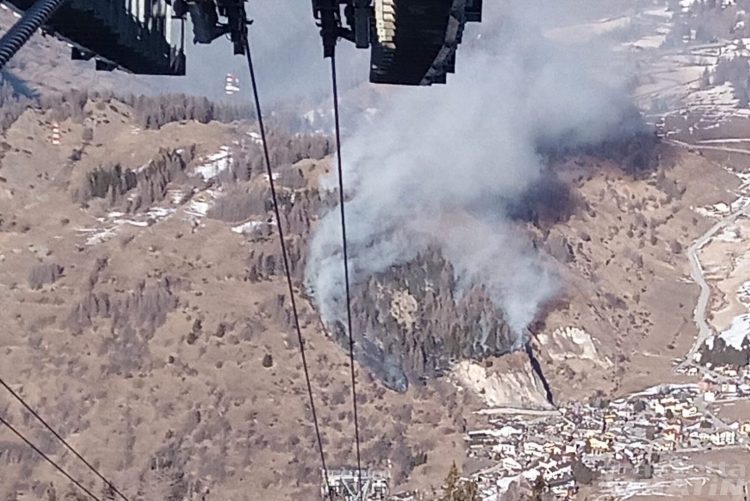 Incendio boschivo a La Thuile: Vigili del fuoco e Forestale al lavoro