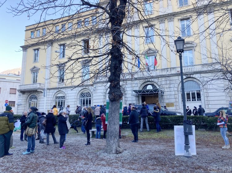 No green pass, protesta davanti al Tribunale di Aosta: denunce contro Draghi