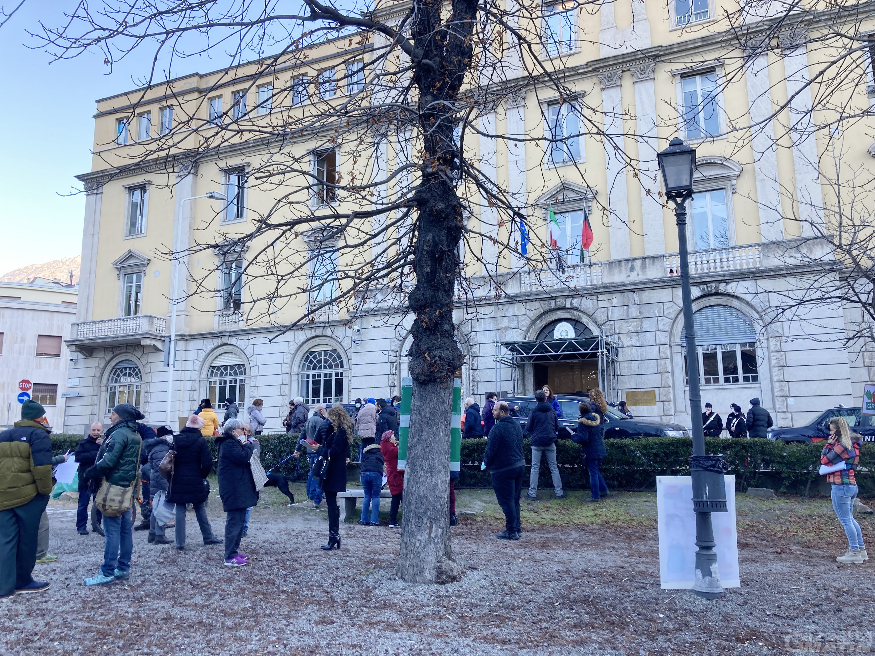 No green pass, protesta davanti al Tribunale di Aosta: denunce contro Draghi