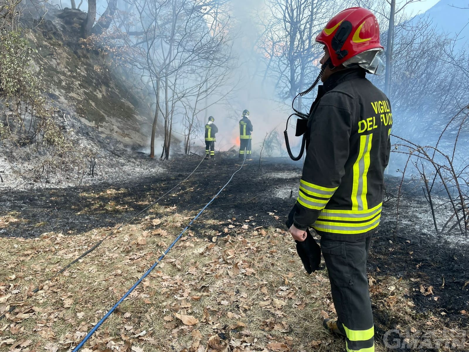 Fontainemore, il bosco brucia da 3 giorni: l’incendio minaccia anche alcune case