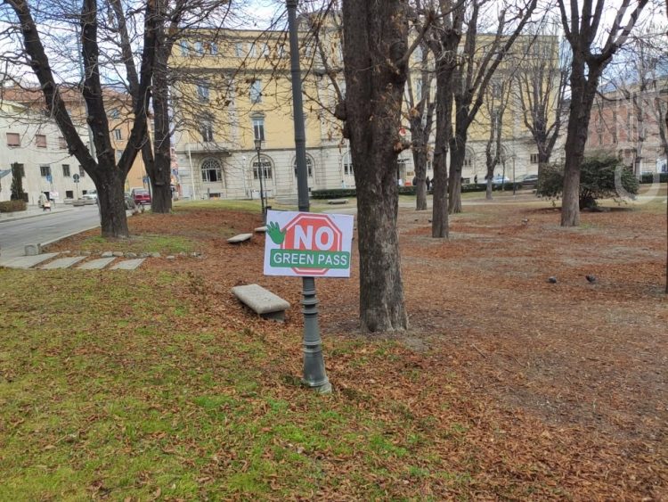 No green pass: presidio davanti al tribunale di Aosta e nuove denunce al governo