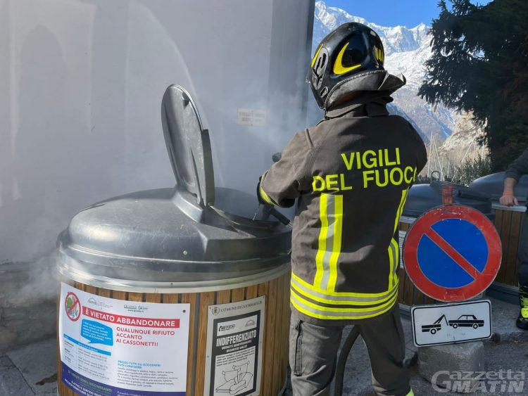 Incendi: a fuoco cassonetti dei rifiuti a Courmayeur e La Thuile