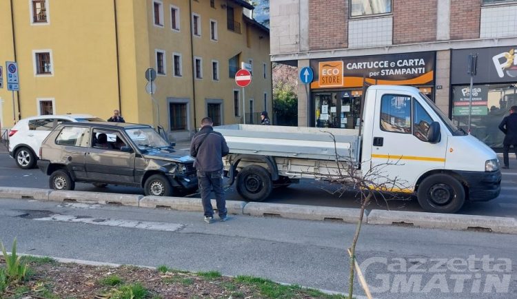 Aosta: ubriaco al volante sfreccia a 100 all’ora in via Festaz e si schianta contro un autocarro