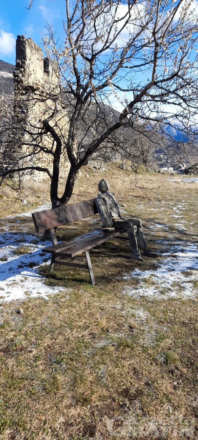 Villeneuve, anonimo regala a Châtel Argent una statua in pietra Villeneuve, anonimo regala a Châtel Argent una statua in pietra