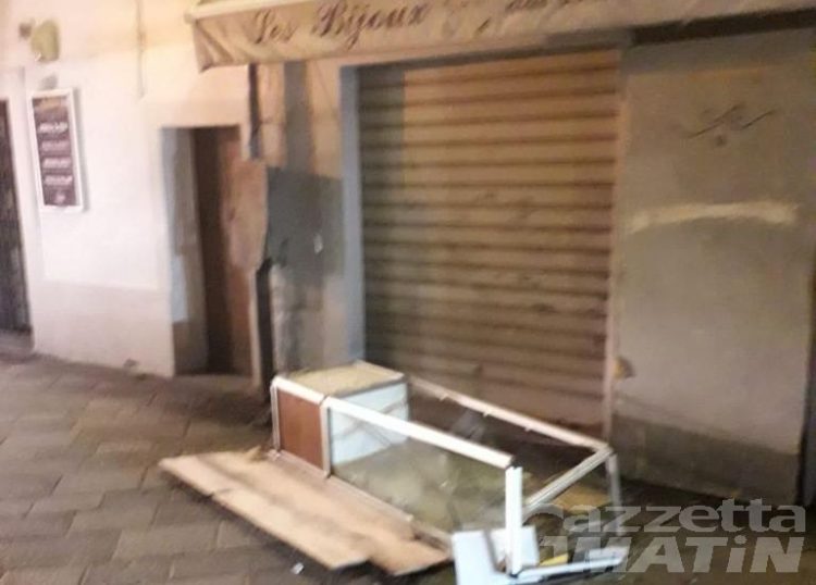 Vandali in azione ad Aosta, distrutta la vetrina di Les Bijoux: «Almeno 1000 euro di danni»
