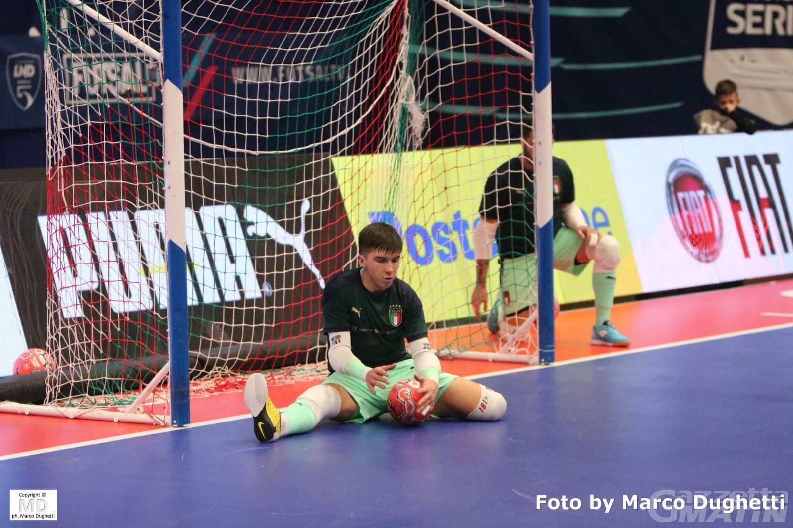 Dennis Berthod de azul para el doblete amistoso ante España Sub-19