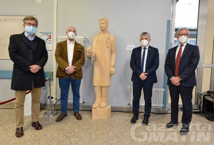 Coronavirus: all’ospedale Parini, una statua ricorda l’impegno contro la pandemia