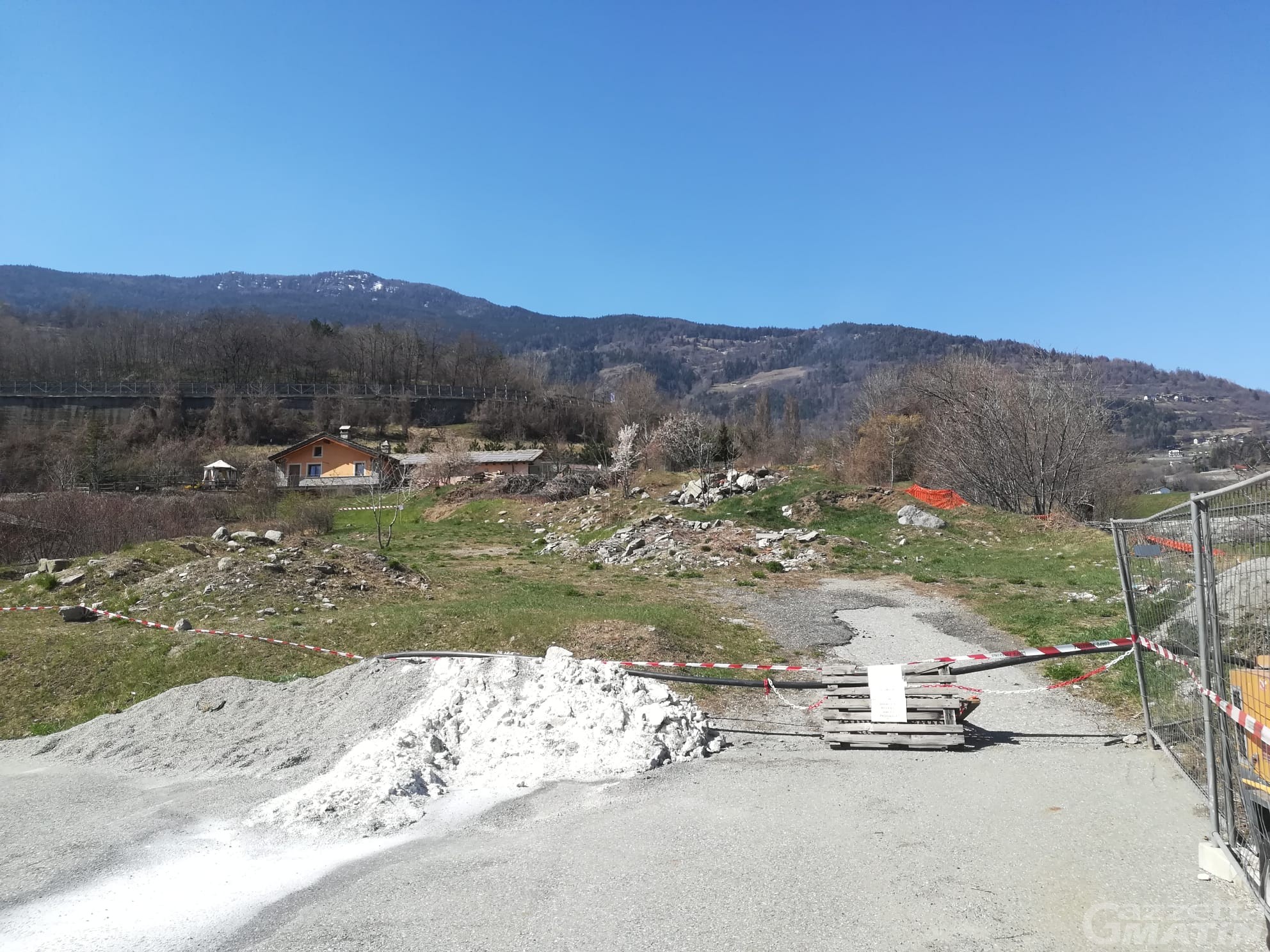 Gignod, rifiuti abbandonati: sequestrato un terreno Gignod, rifiuti abbandonati: sequestrato un terreno