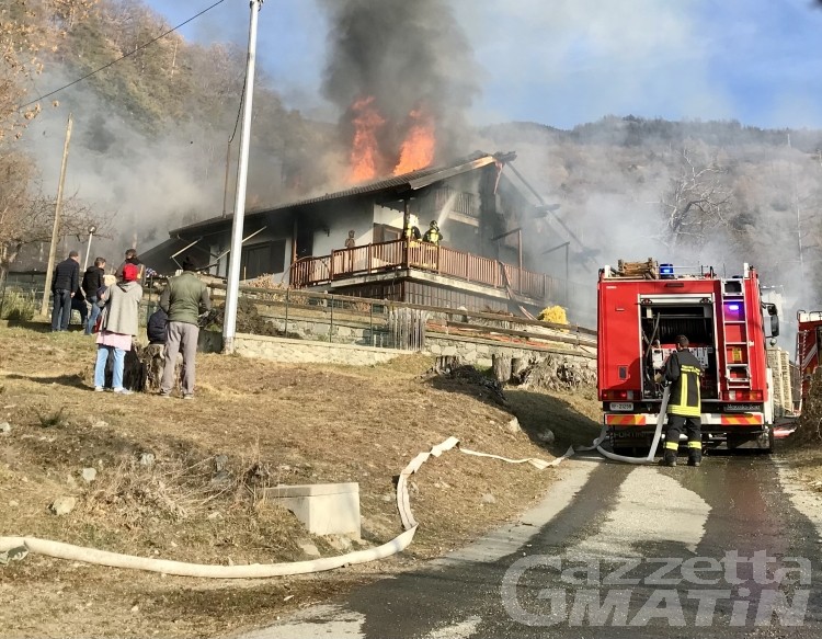 Incendio, fiamme in una falegnameria a Moron di Saint-Vincent