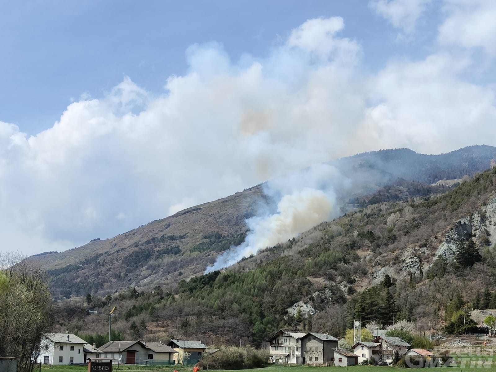 Incendio boschivo a Verrayes: intervengono Vigili del fuoco e Forestale