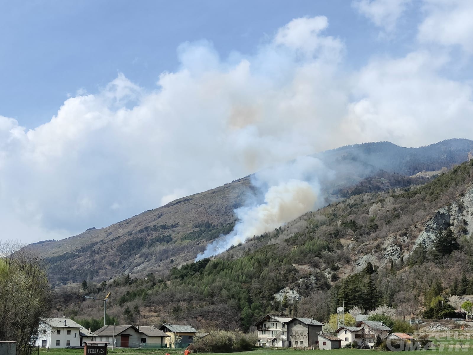 Incendio boschivo a Verrayes: intervengono Vigili del fuoco e Forestale Incendio boschivo a Verrayes: intervengono Vigili del fuoco e Forestale