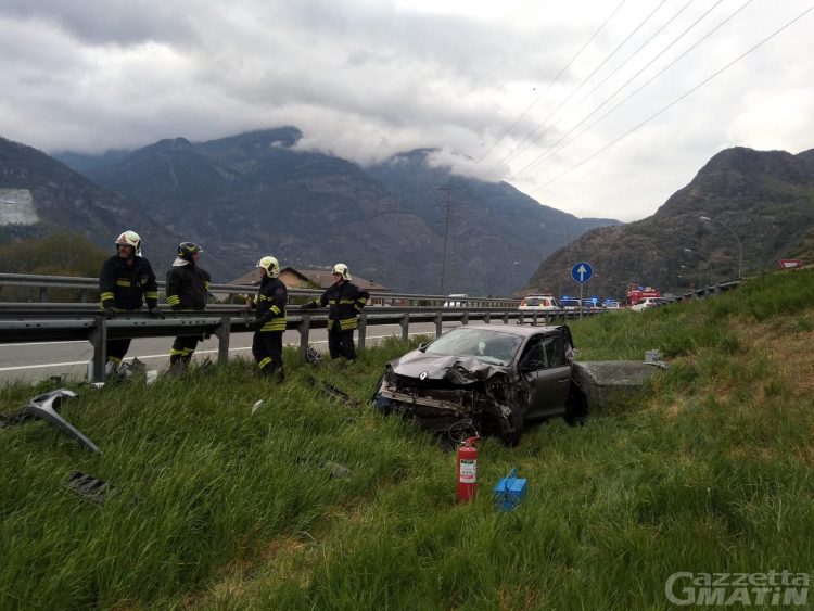 Autostrada Torino-Aosta, auto finisce fuori strada: due feriti