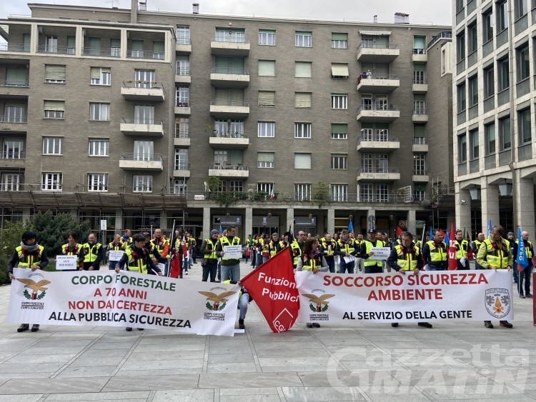 Forestali e Vigili del Fuoco: in 150 protestano sotto palazzo regionale