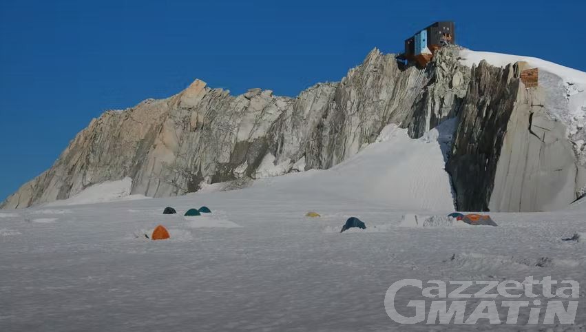 Monte Bianco, morte due giovani donne travolte da una valanga Monte Bianco, morte due giovani donne travolte da una valanga