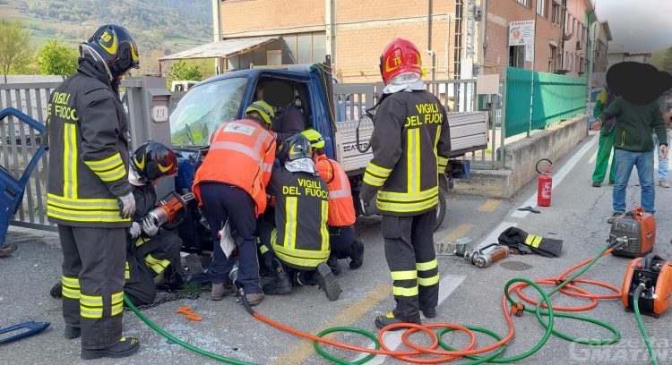 Incidente stradale: autocarro si schianta in via Garin ad Aosta, ferito il conducente