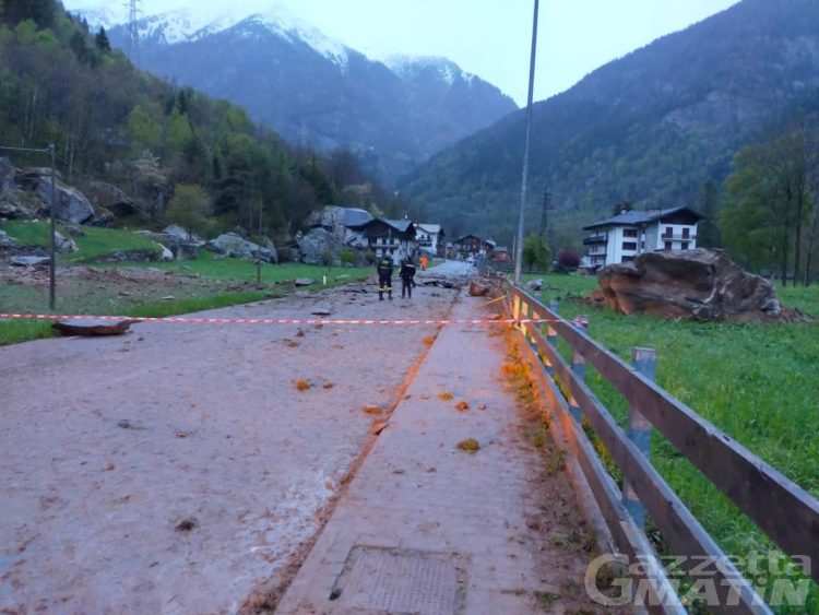 Frana Gaby: riaperta anche di notte la strada regionale della Valle del Lys
