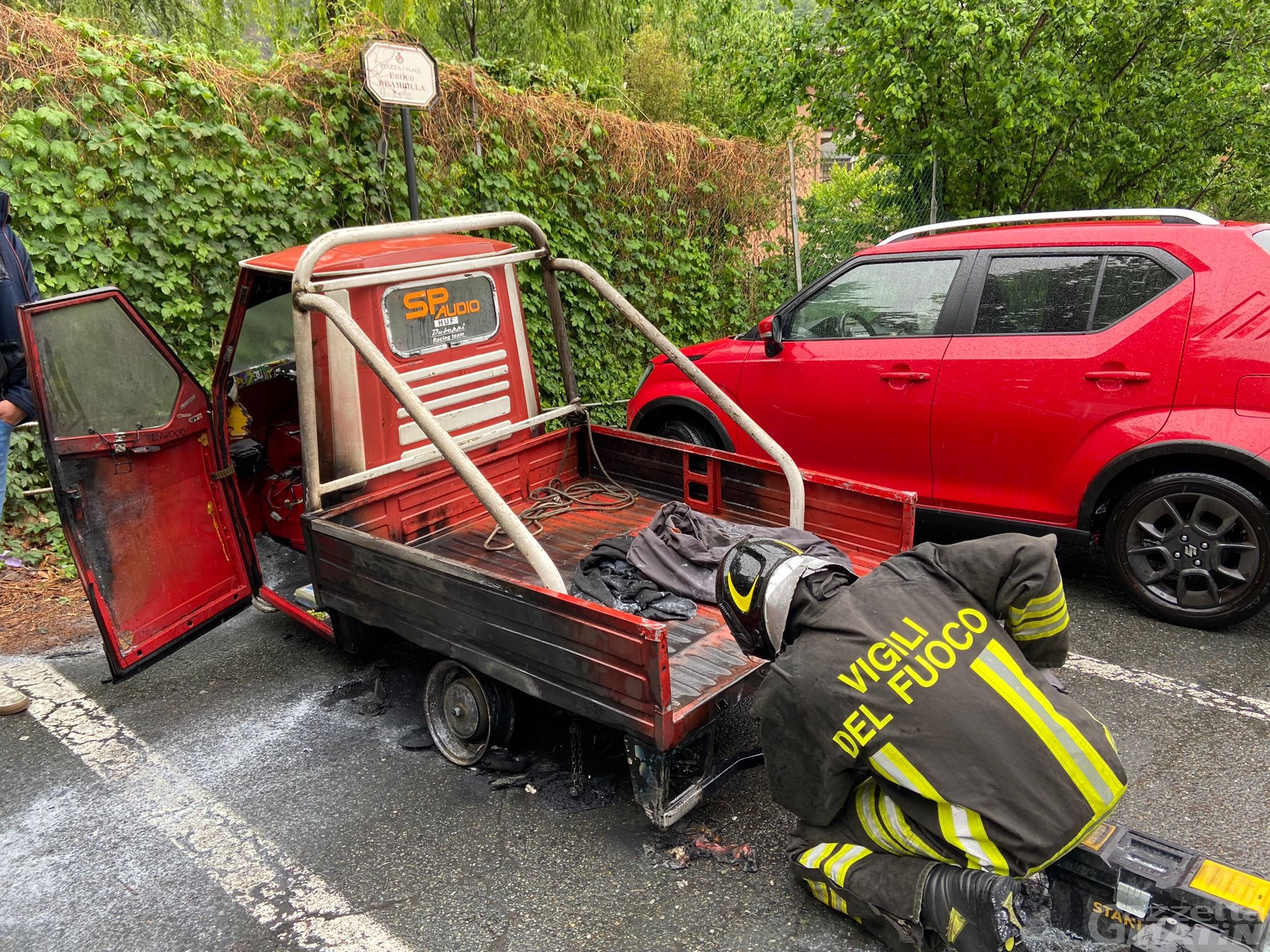 Incendi: va a fuoco un automezzo Ape a Verrès Incendi: va a fuoco un automezzo Ape a Verrès