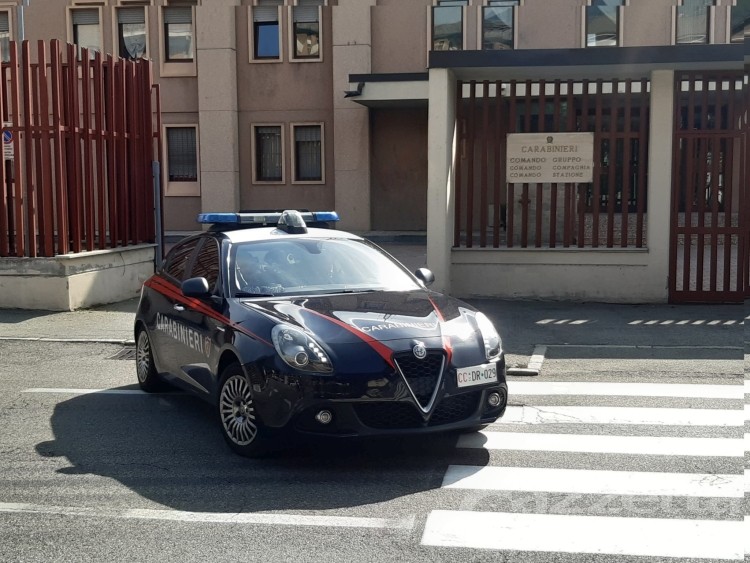 Colpisce la compagna e le tira i capelli dopo che si sono rimessi insieme: 25enne ai domiciliari