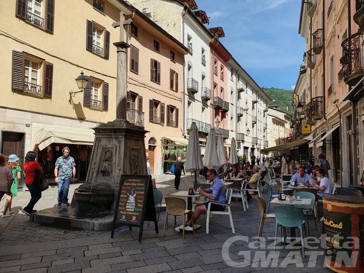 Aosta: déhors, rimane l’ampliamento, ma il suolo pubblico resta a pagamento Aosta: déhors, rimane l’ampliamento, ma il suolo pubblico resta a pagamento
