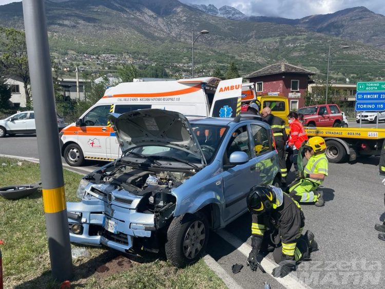 Incidente stradale: uomo in auto si schianta alla rotonda di Saint-Christophe