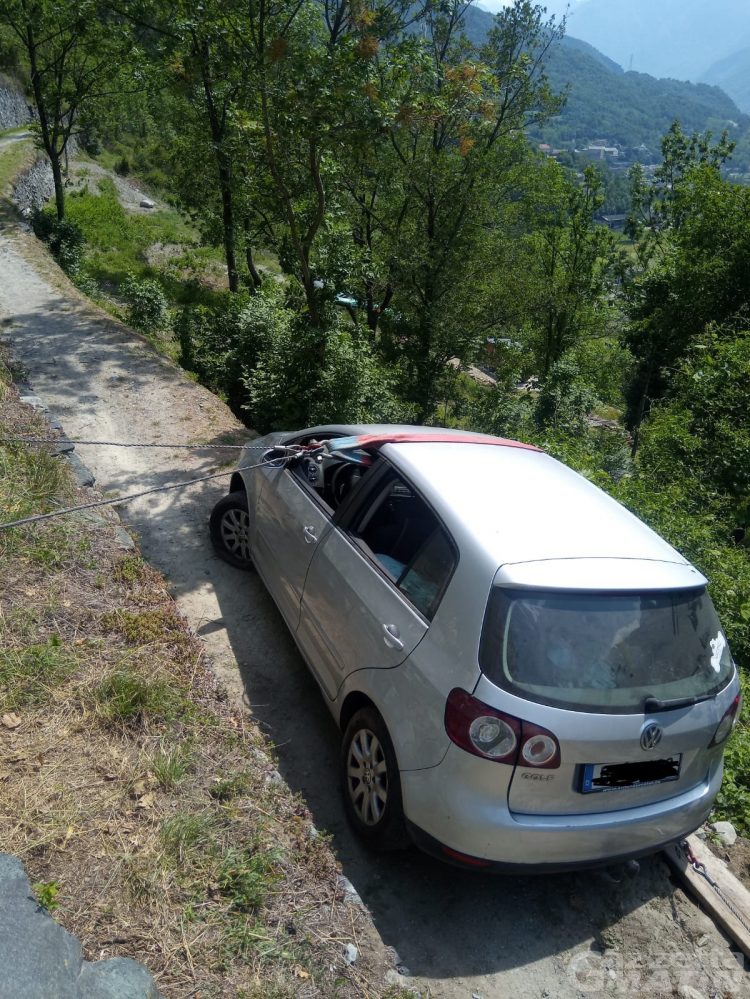 Imbocca la via Francigena con l’auto e rischia di finire in una scarpata