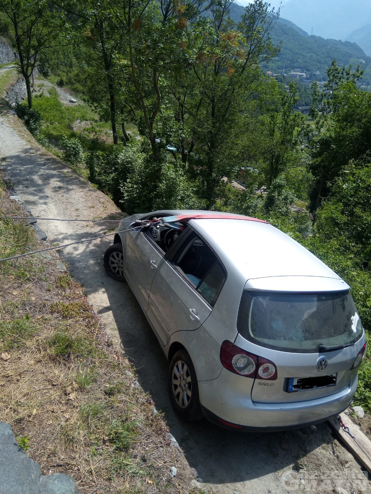 Imbocca la via Francigena con l’auto e rischia di finire in una scarpata Imbocca la via Francigena con l’auto e rischia di finire in una scarpata