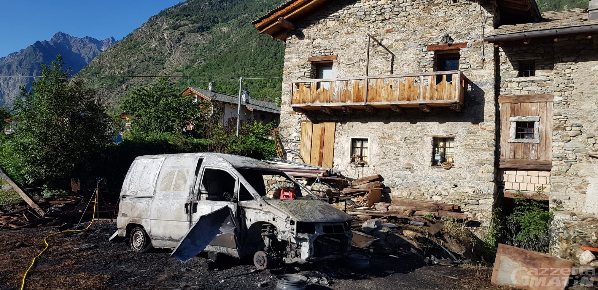 Roisan, incendio partito da un barbecue distrugge un’auto Roisan, incendio partito da un barbecue distrugge un’auto