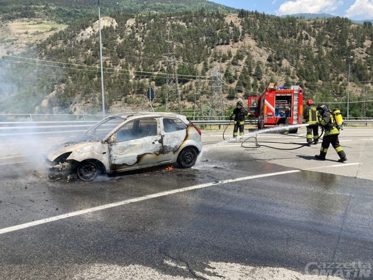 Villeneuve: auto in fiamme sulla Strada statale