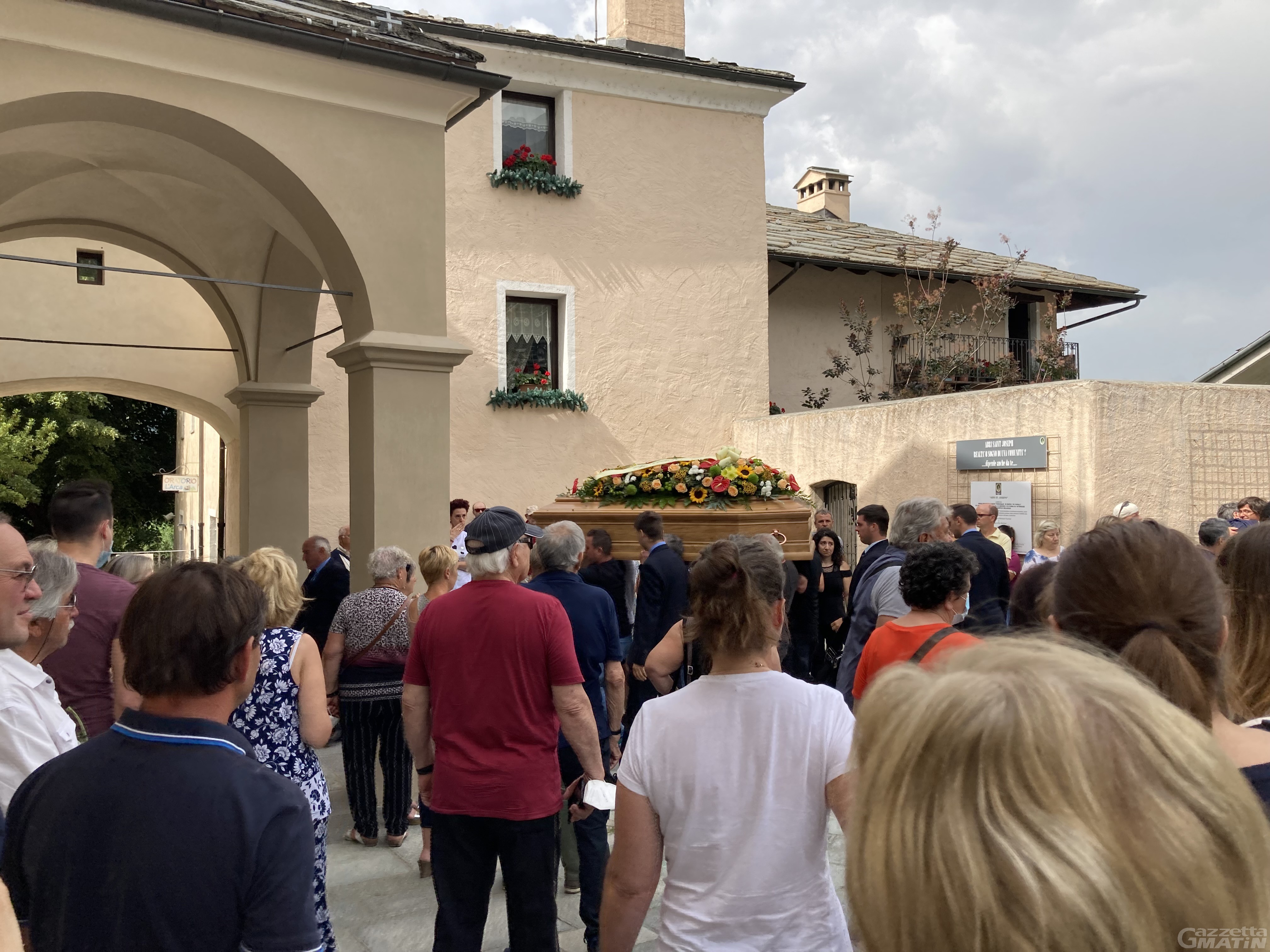 Quart: lacrime e un tappeto di fiori per l’ultimo saluto a Pasqualino Stranges Quart: lacrime e un tappeto di fiori per l’ultimo saluto a Pasqualino Stranges