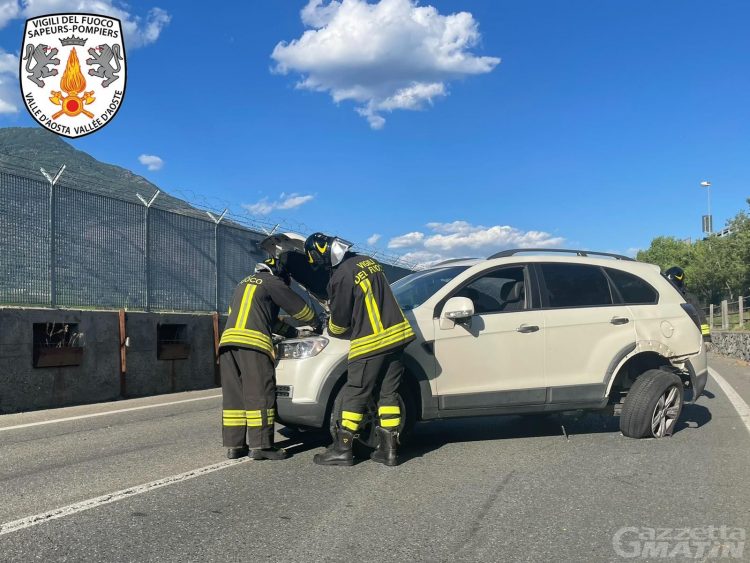 Scontro tra due auto, traffico rallentato verso Pollein