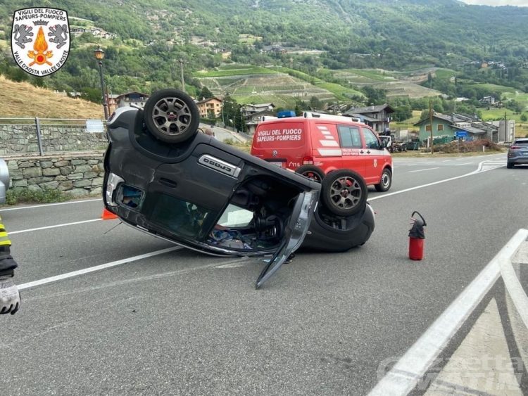 Fénis, auto si ribalta sulla Strada statale 26: un ferito