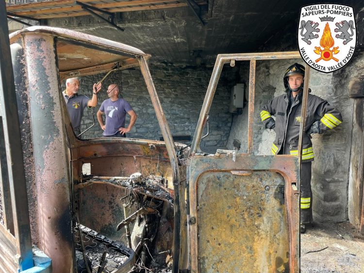 Châtillon: un motocarro va in fiamme, nessuna persona coinvolta
