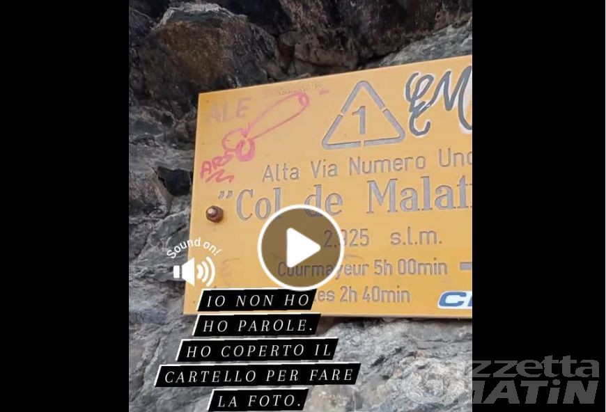 Vandali in azione sul Col de Malatrà: imbrattata la targa a 3 mila metri di quota