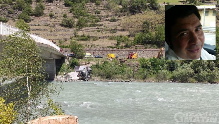 Pontey: camion finisce in Dora, morto il conducente