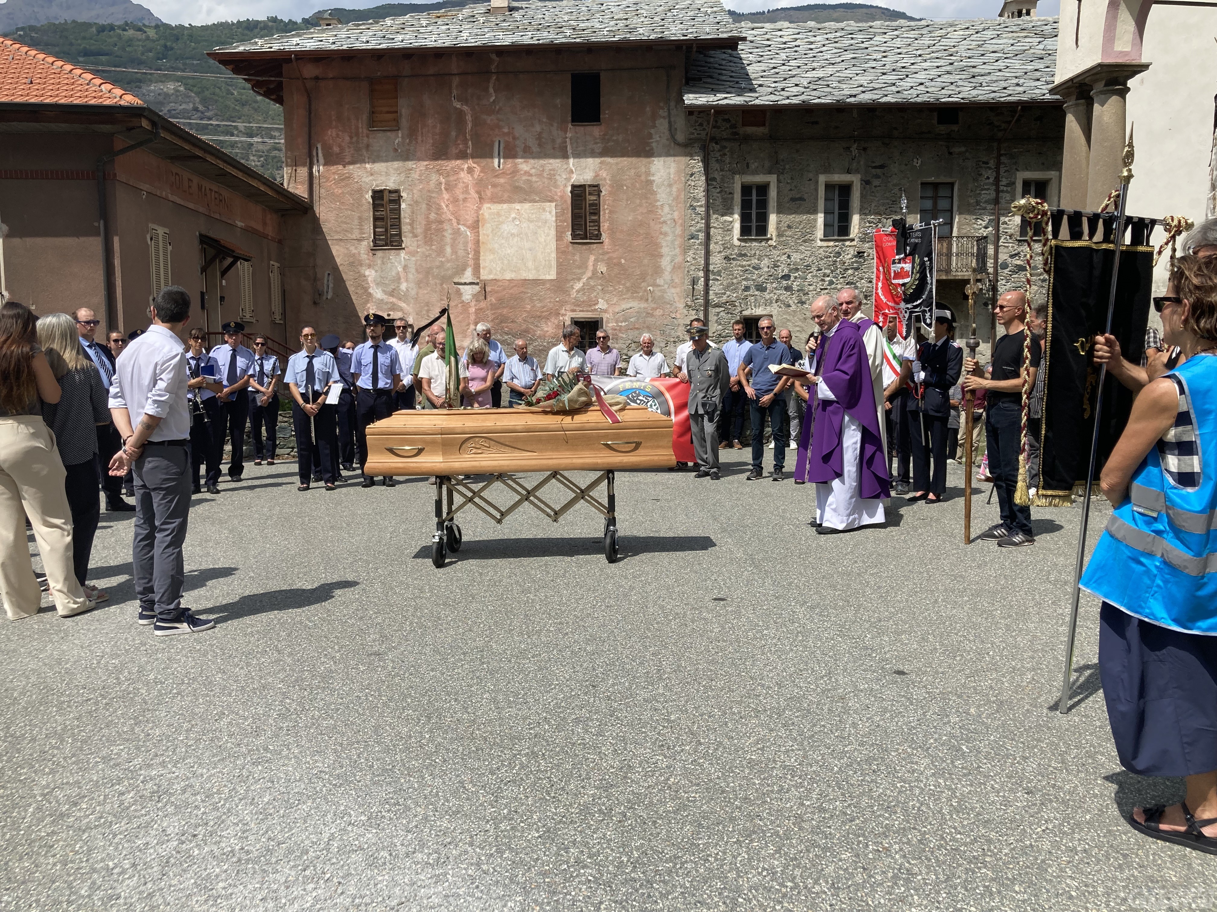 Fénis, tanta commozione per l’ultimo saluto a Battista Pieiller Fénis, tanta commozione per l’ultimo saluto a Battista Pieiller