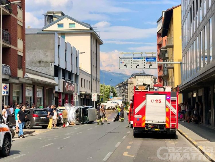 Aosta: auto si ribalta in via Chambéry, 5 persone in ospedale e traffico bloccato
