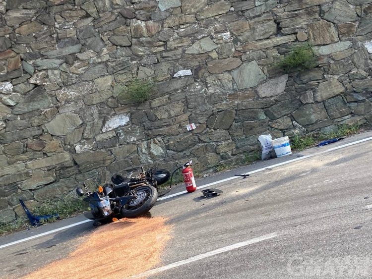 Scontro tra moto e Tir, centauro in ospedale