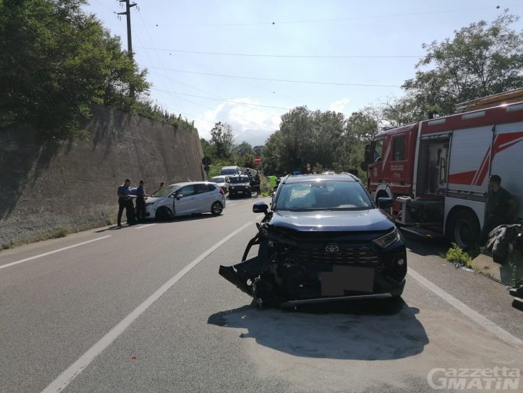 Incidente stradale a Châtillon: un ferito