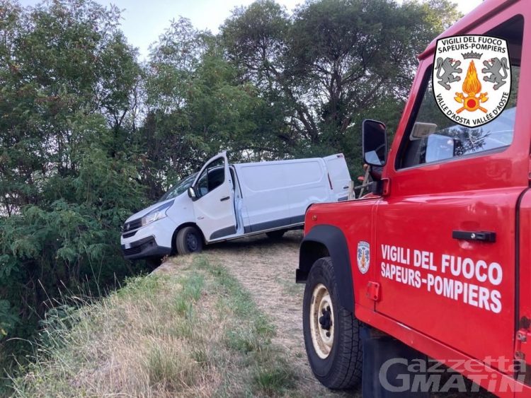 Aosta, furgone bloccato su una stradina: recuperato dai vigili del fuoco